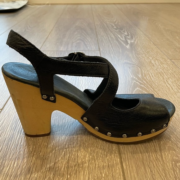 Ugg strappy studded heels - Picture 3 of 8